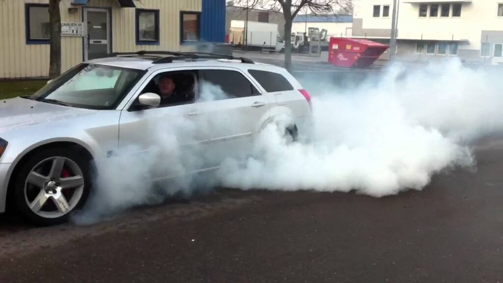 Silver Dodge Magnum SRT8 -burnout